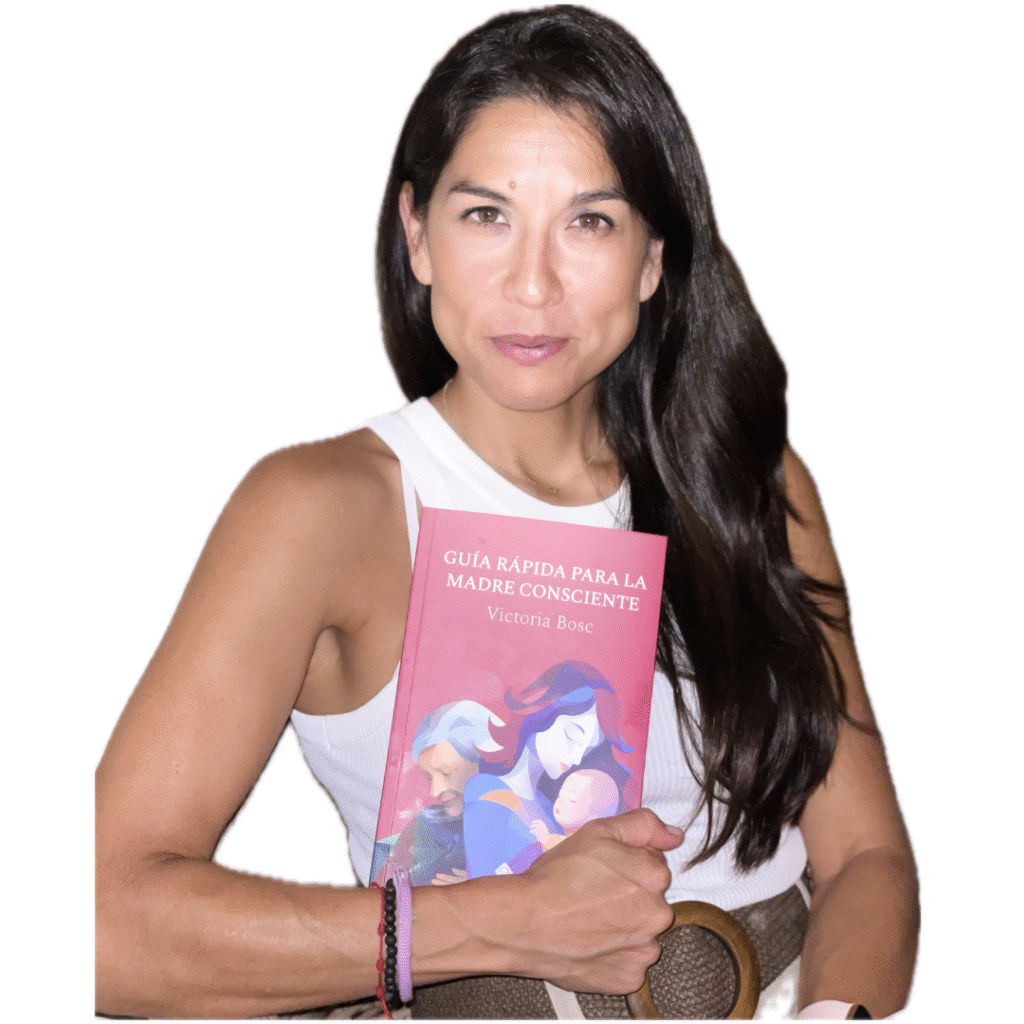 Foto de Victoria Bosc sosteniendo su libro Guía rápida para la madre consciente.
