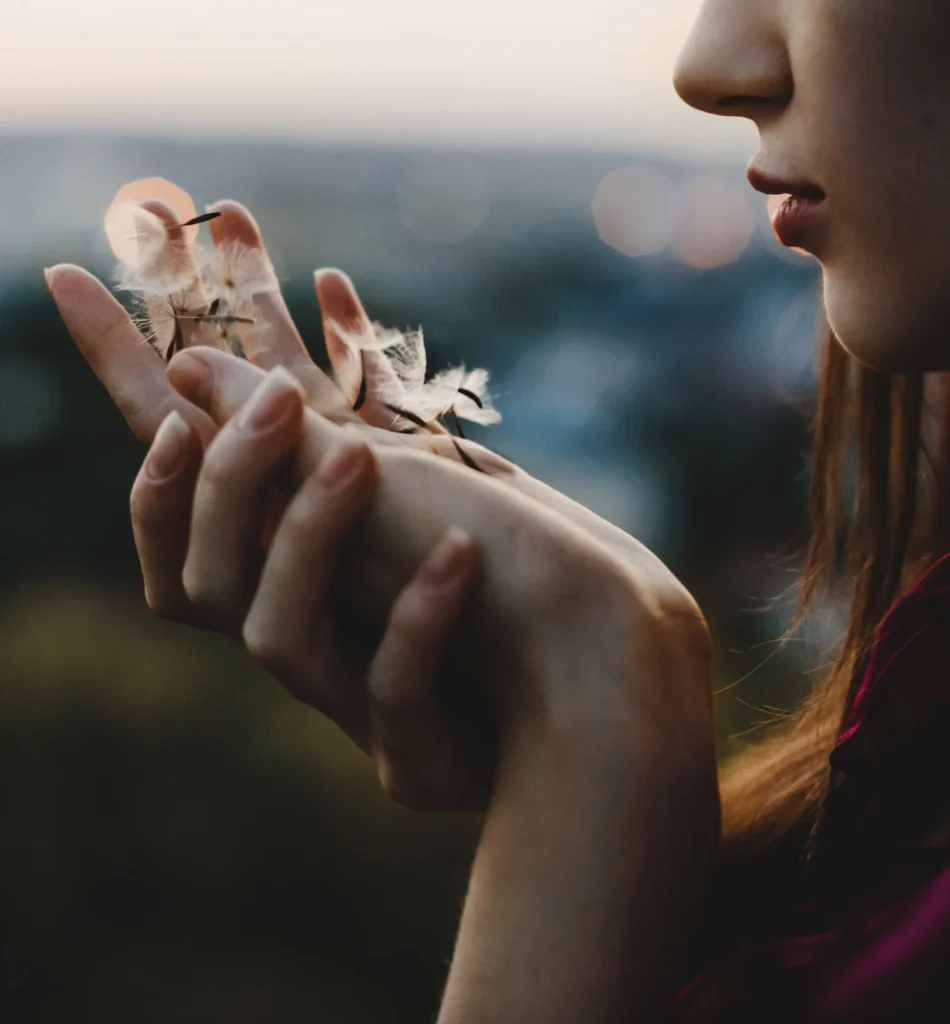 Foto de una joven dispuesta a dar el primer paso para encontrarse consigo misma en un espacio íntimo, profundo y transformador.