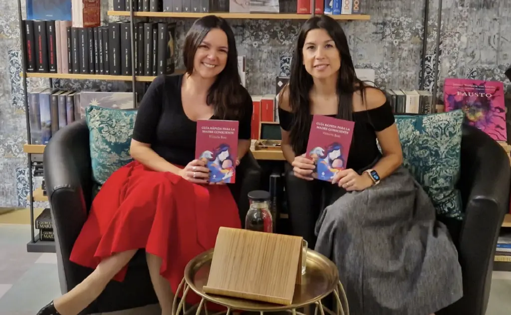 Victoria Bosc presentando su libro en una entrevista