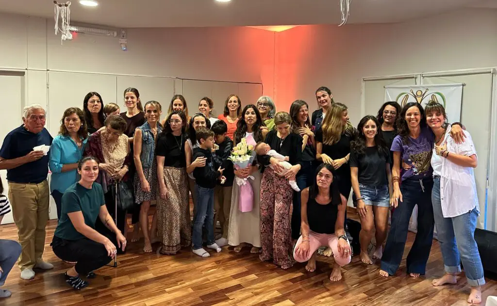 Victoria Bosc posando con un grupo de persona en la presentación de su libro