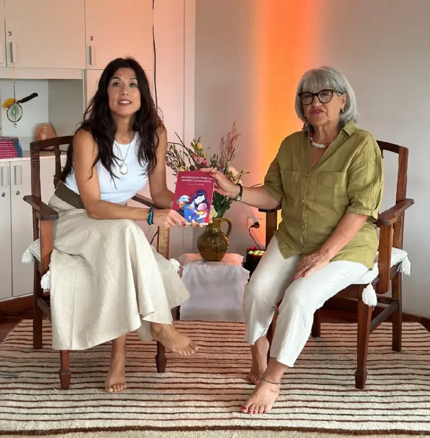 Victoria Bosc posando con entrevistadora en la presentación de su libro