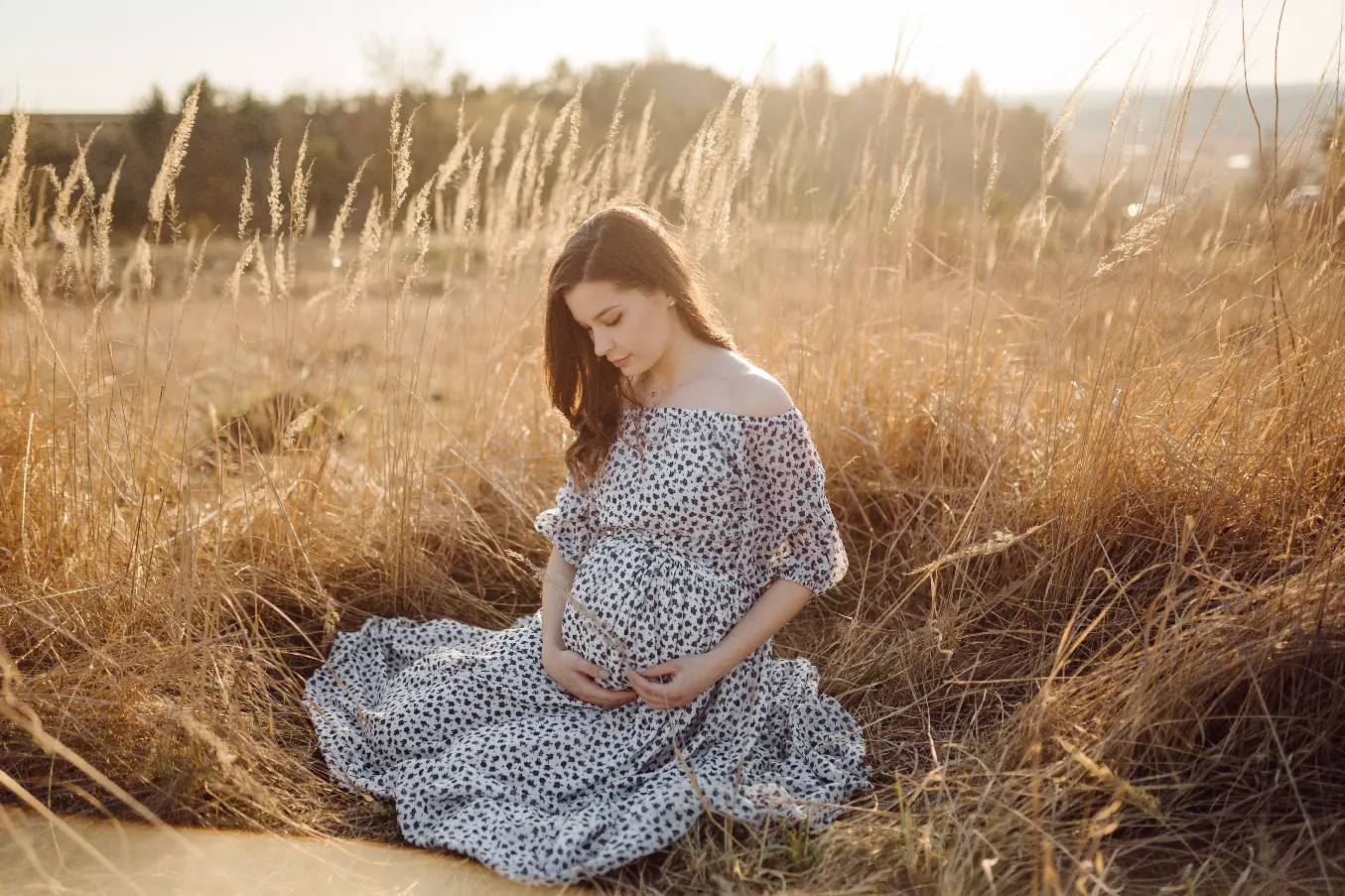 Foto de mujer embarazada disfrutando de un momento de tranquilidad en el campo