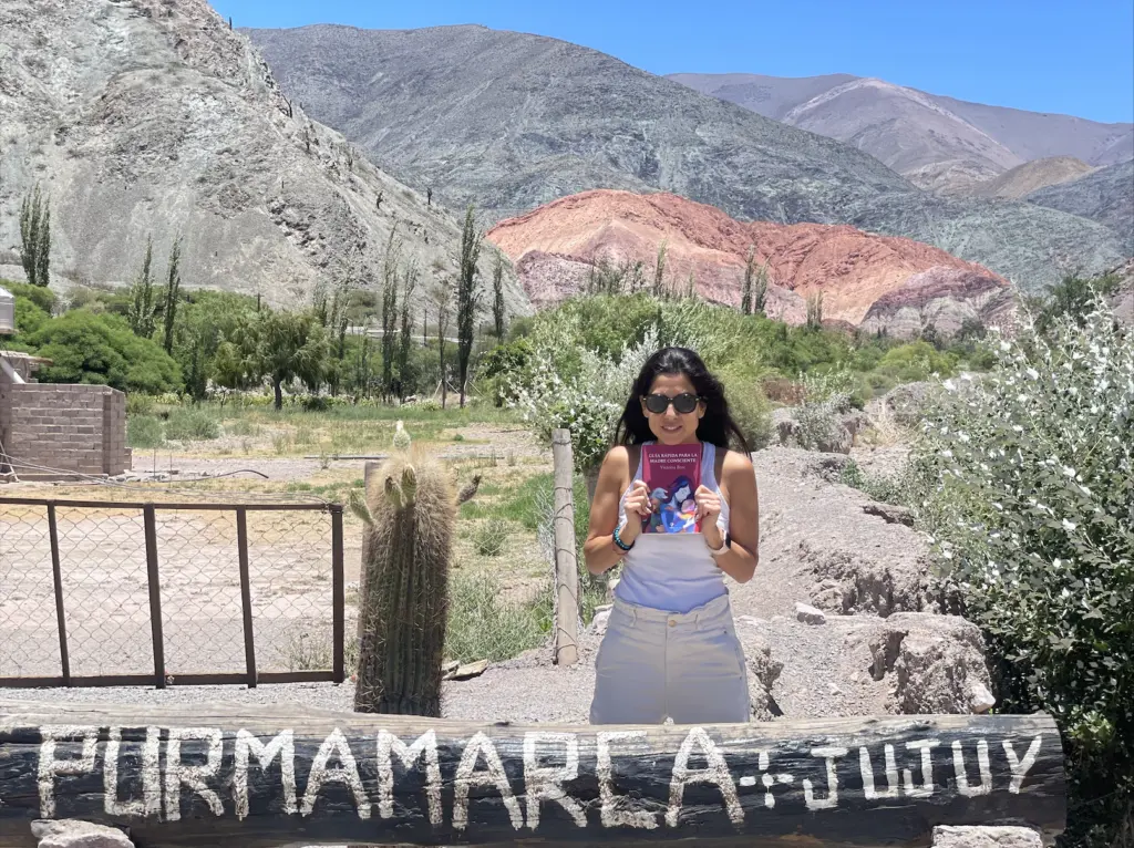 Foto de Victoria Bosc en Pulmamarca, Jujuy, Argentina. Al pie del Cerro de los Siete Colores.